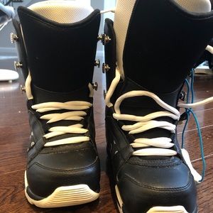 Snowboard boots